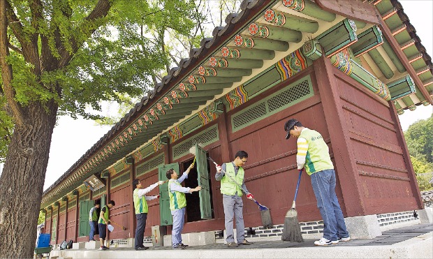 동서식품 임직원이 창덕궁 경내 환경정화 활동을 펼치고 있다. 동서식품 제공 