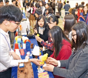 학생들이 28일 서울 삼성동 코엑스에서 개막한 ‘2015 산학협력 엑스포’에 참가해 한 산학협력선도대학의 제품을 살펴보고 있다. 강은구 기자 egkang@hankyung.com