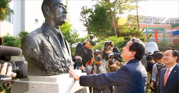 선친 흉상 앞에 선 김무성