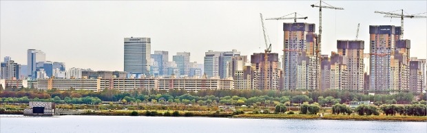 앞으로 서울 여의도와 용산, 잠실 등 광역중심지역을 제외한 압구정과 반포 등 한강변 주거용 아파트 높이가 35층 이하로 제한된다. 노후 아파트 재건축 추진이 잇따르고 있는 서울 반포동 한강변 일대. 김병언 기자 misaeon@hankyung.com