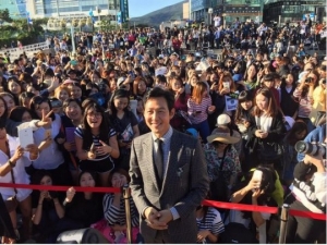 &#39;부산국제영화제&#39; 이정재, 팬들 사이에서 함박 웃음 &#39;포착&#39;