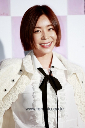 [TENPHOTO] 이혜영, 배우 디자이너에 이어 화가로 대 변신 &#39;함박웃음&#39;