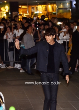 [TENPHOTO] 김우빈, 해운대 마비시킨 등장 (부산국제영화제)