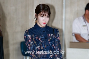 [TENPHOTO] 소녀시대 티파니, 속옷이 드러나는 블루 시스루 원피스