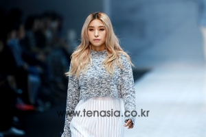 [TENPHOTO] 씨스타 보라, 패션 모델 뺨치는 모델 워킹 (서울패션위크)