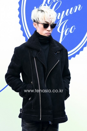 [TENPHOTO] 자이언티, 블랙 무스탕 입고 차분한 가을남자로 변신 (서울패션위크)