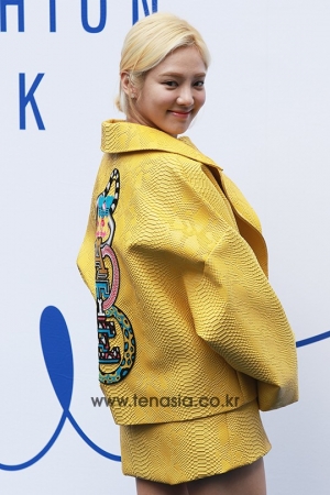 [TENPHOTO] 소녀시대 효연, 머리부터 발끝까지 노란색으로 깔맞춤  (서울패션위크)