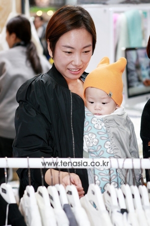 [TENPHOTO] 정경미, &#39;우리 아들은 무슨 옷이 잘 어울릴까~&#39; (서울베이비페어)