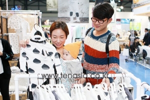 [TENPHOTO] 윤형빈 정경미, &#39;우리 아기 옷 쇼핑은 꼼꼼하게~&#39;(서울베이비페어)