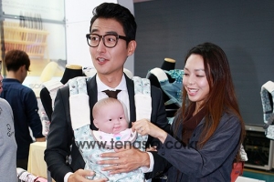 [TENPHOTO] 김인석 안젤라박, 아기 인형도 어색한 예비 엄마 아빠 (서울베이비페어)