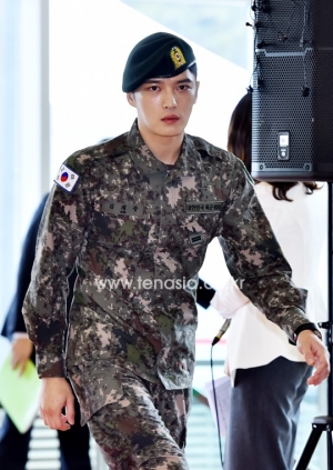 [TENPHOTO] 김재중, 군복에 거꾸로 달린 태극기 (대중문화예술상)