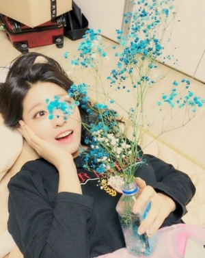 AOA 설현, 지민이 선물한 파란 안개꽃 들고 &#39;찰칵!&#39;