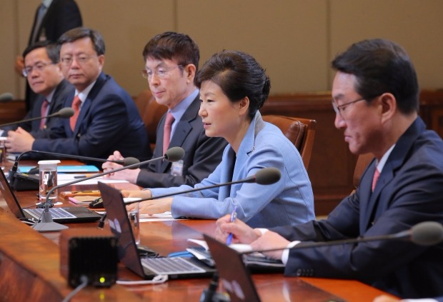 < 수석비서관회의 주재하는 박 대통령 > 박근혜 대통령이 5일 청와대에서 열린 수석비서관회의를 주재하고 있다.