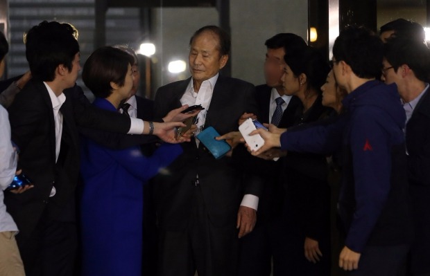  포스코 비리에 연루된 혐의를 받는 이상득 전 새누리당 의원이 서울 서초동 중앙지검에서 조사를 받고 6일 새벽 귀가하고 있다. 연합뉴스