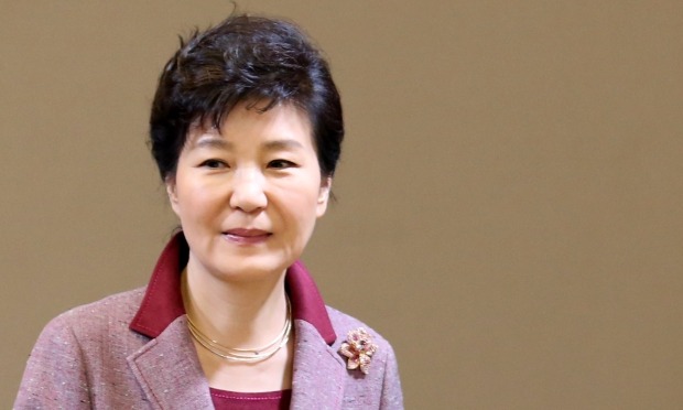  박근혜 대통령이 13일 청와대에서 열린 수석비서관회의에 참석하고 있다.    