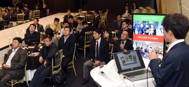 지난 6일 한국경제신문빌딩에서 열린 ‘한중 청년창업촉진 설명회’에서 중국 시찰단이 한국 스타업 기업의 신제품 발표를 듣고 있다.