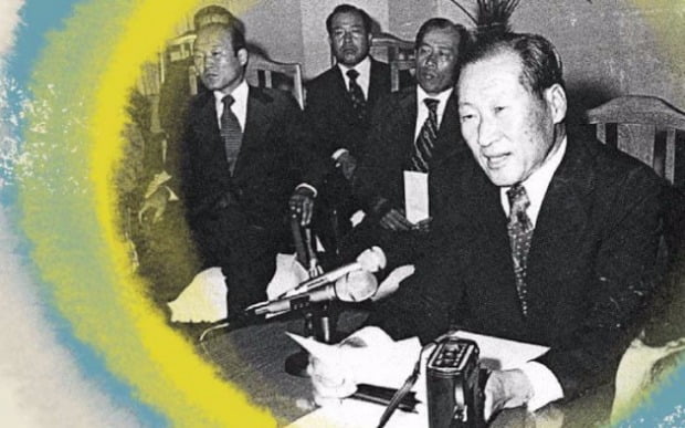 아산(맨 오른쪽)이 1977년 7월1일 동생 정세영 현대산업개발 회장(맨 왼쪽)과 함께 아산사회복지재단 설립 기자회견을 하고 있다. 한경DB