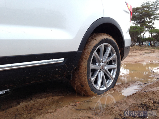 [시승기+] 빗길·진흙길도 걱정 없다, 포드 익스플로러 2.3