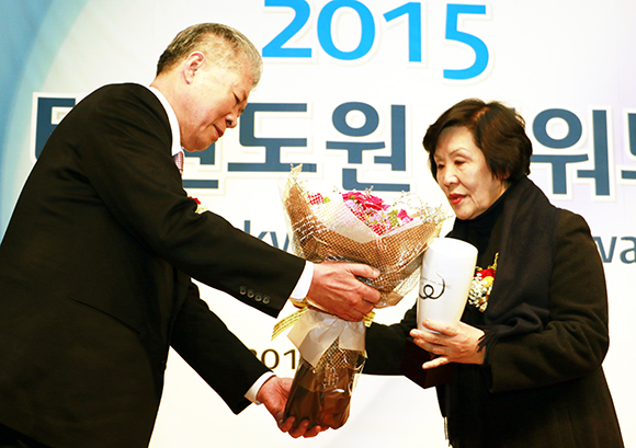 김성태 태권도진흥재단 이사장이 고인을 대신에 대상을 수상한 부인 박맹자(70)씨에게 대상을 수여하고 있다./ 사진= 한경DB