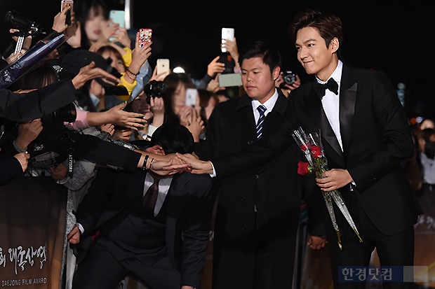 [포토] 이민호, '팬서비스도 만점' (대종상영화제)