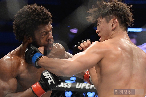 [포토] '돌주먹 날리는 김동현' (UFC 서울)