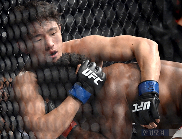 [포토] '수세에 몰린 김동현' (UFC 서울)