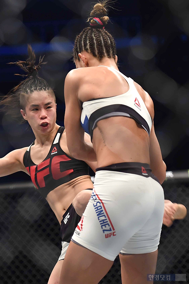 [포토] 함서희, '두 눈 부릅뜨고 강한 킥' (UFC 서울)