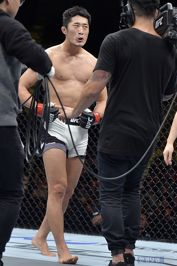 [포토] 김동현, '여유있는 승리 세리머니' (UFC 서울)