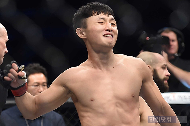 [포토] 최두호, '주먹 불끈 쥐고 승리 만끽' (UFC 서울)