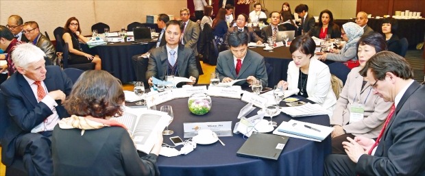 2일 서울 삼성동 그랜드인터컨티넨탈파르나스호텔에서 열린 ‘동아시아·태평양(EAP) 워크숍 2015’에서 각국 참석자들이 주제발표를 듣고 있다. 허문찬 기자 sweat@hankyung.com