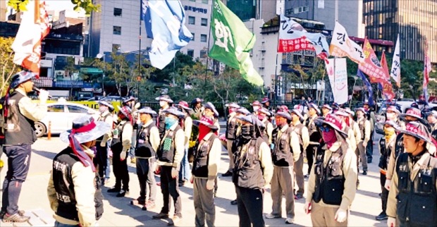 < 한화빌딩 앞 시위 > 한화종합화학 노조원들이 지난달 29일 서울 중구 한화빌딩 앞에서 집회를 열었다. 한경DB