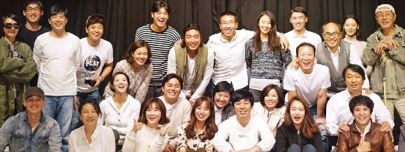 오는 6일 서울 대학로예술극장 2관에서 시작하는 ‘극단 차이무 창단 20주년 기념 공연’에 참여하는 배우들과 제작진이 한자리에 모였다. 