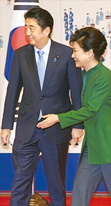 박근혜 대통령(오른쪽)과 아베 신조 일본 총리가 2일 청와대에서 기념촬영한 뒤 정상회담장으로 향하고 있다. 강은구 기자 egkang@hankyung.com