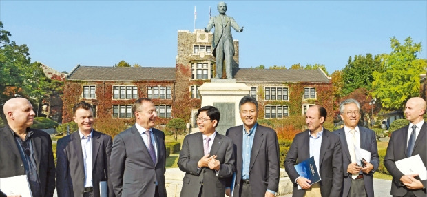 < 해외 연사들 연세대 투어 > 올해로 10회째를 맞은 ‘글로벌 인재포럼 2015’가 3일 공식 일정에 들어갔다. 마이클 아서 영국 유니버시티칼리지런던 총장(왼쪽 세 번째) 등 해외 연사들이 이날 인재포럼 사전 행사인 교육투어로 연세대를 방문, 정갑영 총장(네 번째)과 얘기하고 있다. 강은구  기자 egkang@hankyung.com 