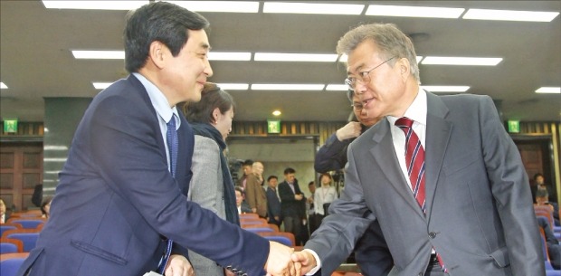 새정치민주연합 문재인 대표(오른쪽)와 이종걸 원내대표가 6일 국회에서 열린 의원총회에서 인사하고 있다. 연합뉴스