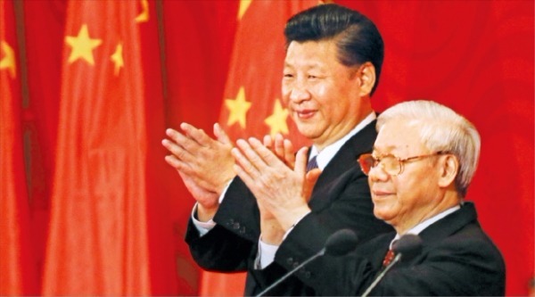 < 박수치는 중국·베트남 최고 지도자 > 시진핑 중국 국가주석과 응우옌푸쫑 베트남 공산당 서기장(오른쪽)이 6일 하노이의 베트남 의회에서 베트남 공산당 청년대표들과 회동하기 앞서 박수를 치고 있다. 시 주석은 이날 양국이 높은 수준의 협력관계를 이뤄나가기를 희망한다고 말했다. 하노이AFP연합뉴스