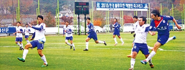 8일 충북 충주시 수안보생활체육공원에서 열린 ‘2015 한경 블루오션 직장인 축구리그’ 최강전 1부리그 결승전에서 최상렬(SMC엔지니어링·맨 오른쪽)이 JW중외제약의 수비를 따돌리며 슈팅하고 있다. 유정우 기자