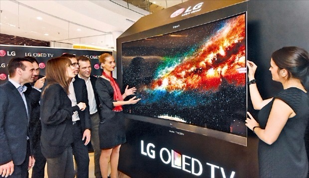 LG전자, 파리서 OLED TV 로드쇼