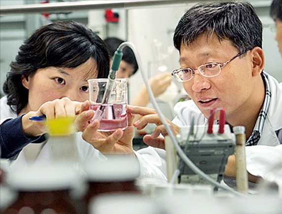 경기 동탄의 한미약품 연구소에서 신약실험을 하고 있는 연구원들.