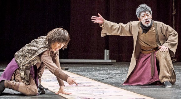 오는 22일까지 서울 명동예술극장에서 공연하는 연극 ‘조씨고아, 복수의 씨앗’.