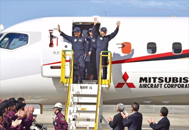 일본의 첫 자체 제작 제트여객기인 MRJ의 조종사와 승무원들이 11일 시험비행을 마친 뒤 나고야공항에서 관계자들로부터 축하를 받고 있다. 나고야AFP연합뉴스