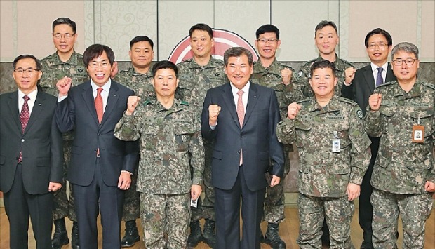 12일 대구 50보병사단에서 ‘간부의 역할’ 특강을 한 박인규 대구은행장(오른쪽 세 번째)이 서정천 사단장(네 번째),  사령부 간부들과 기념촬영하고 있다. 대구은행 제공