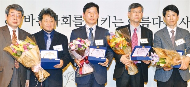 한국경제신문이 발행하는 중·고교생 경제논술 신문 ‘생글생글’, 김학순 영화 ‘연평해전’ 감독, 양승오 의학박사, 정경희 영산대 교수가 12일 바른사회시민회의가 수여하는 ‘바른사회를 지키는 아름다운 사람상’을 수상했다. 왼쪽부터 조동근 바른사회시민회의 공동대표, 김 감독, 양 박사, 정 교수 남편(대리 수상), 박주병 한경 경제교육연구소장. 김병언 기자 misaeon@hankyung.com