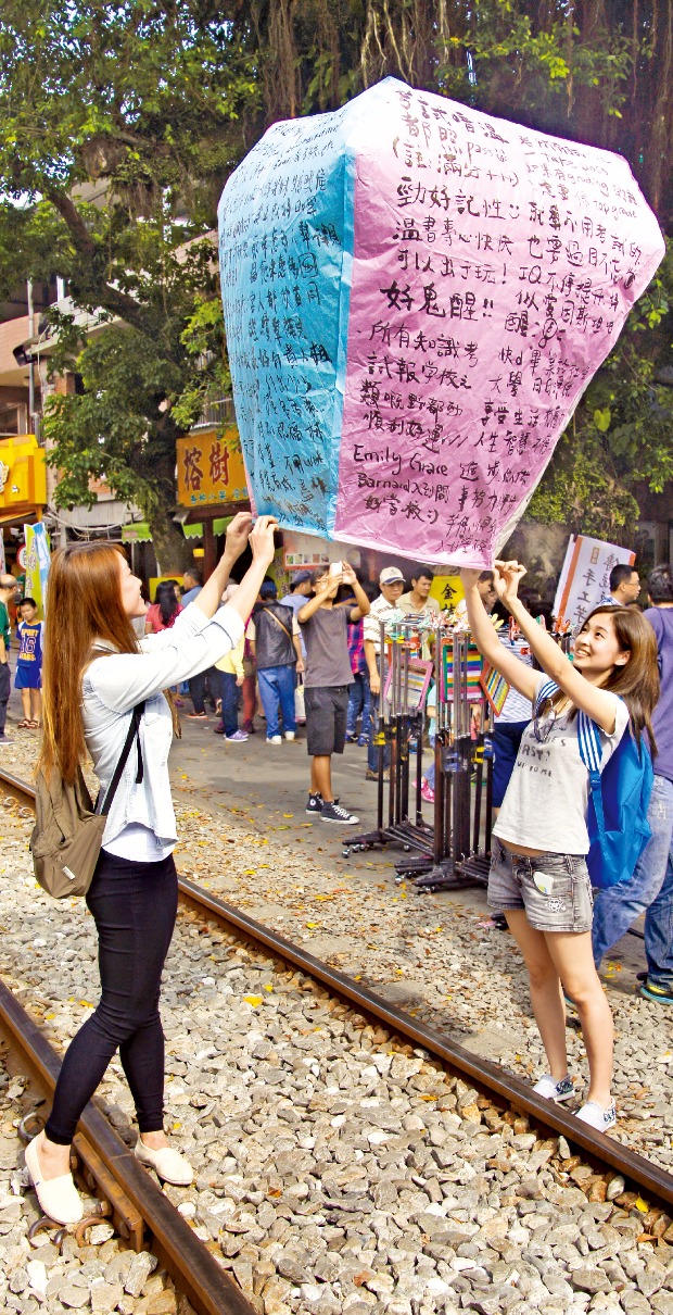  스펀은 천등에 소원을 적어 하늘에 띄우려는 이들로 가득하다  