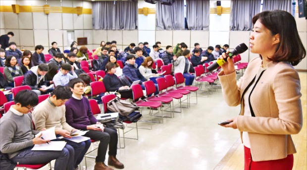 삼성그룹은 최근 연세대 신촌캠퍼스에서 연세대생을 상대로 채용설명회를 열었다.