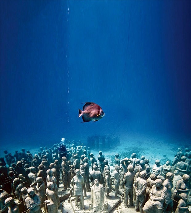 미국 과학학술지 사이언스는 바닷물 온도가 올라가고 산성화가 진행되면서 세계 곳곳이 어떤 생물도 살 수 없는 죽음의 바다로 바뀌고 있다고 경고했다. 사진은 설치미술작가 제이슨 테일러의 수중조각 작품.