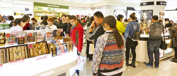 서울 롯데월드타워면세점에서 중국인 관광객들이 쇼핑하고 있다. 한경DB