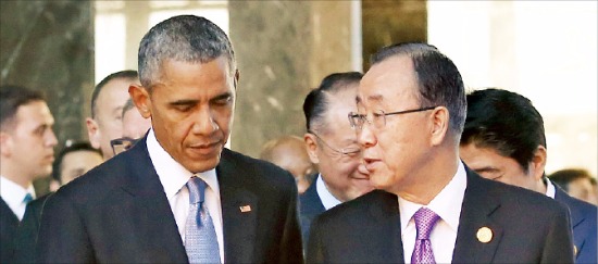 반기문 UN 사무총장(오른쪽)과 버락 오바마 미국 대통령이 15일(현지시간) 터키 안탈리아 레그넘호텔 전체회의장에서 열린 주요 20개국(G20) 정상회의에 참석해 국제 현안에 관해 이야기하고 있다. 안탈리아=강은구 기자 egkang@hankyung.com