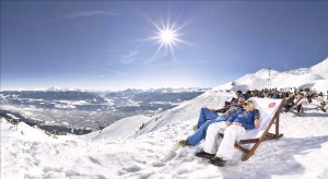 스키장에서 휴식을 즐기는 관광객
 