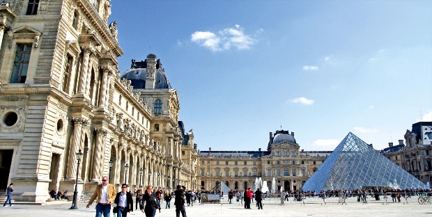 프랑스 파리에 있는 루브르 박물관 